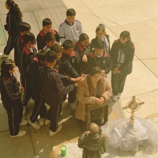 Estudiantes del Instituto Hidalgo representando el objetivo de formar ciudadanos honestos y responsables para un mundo de paz.
